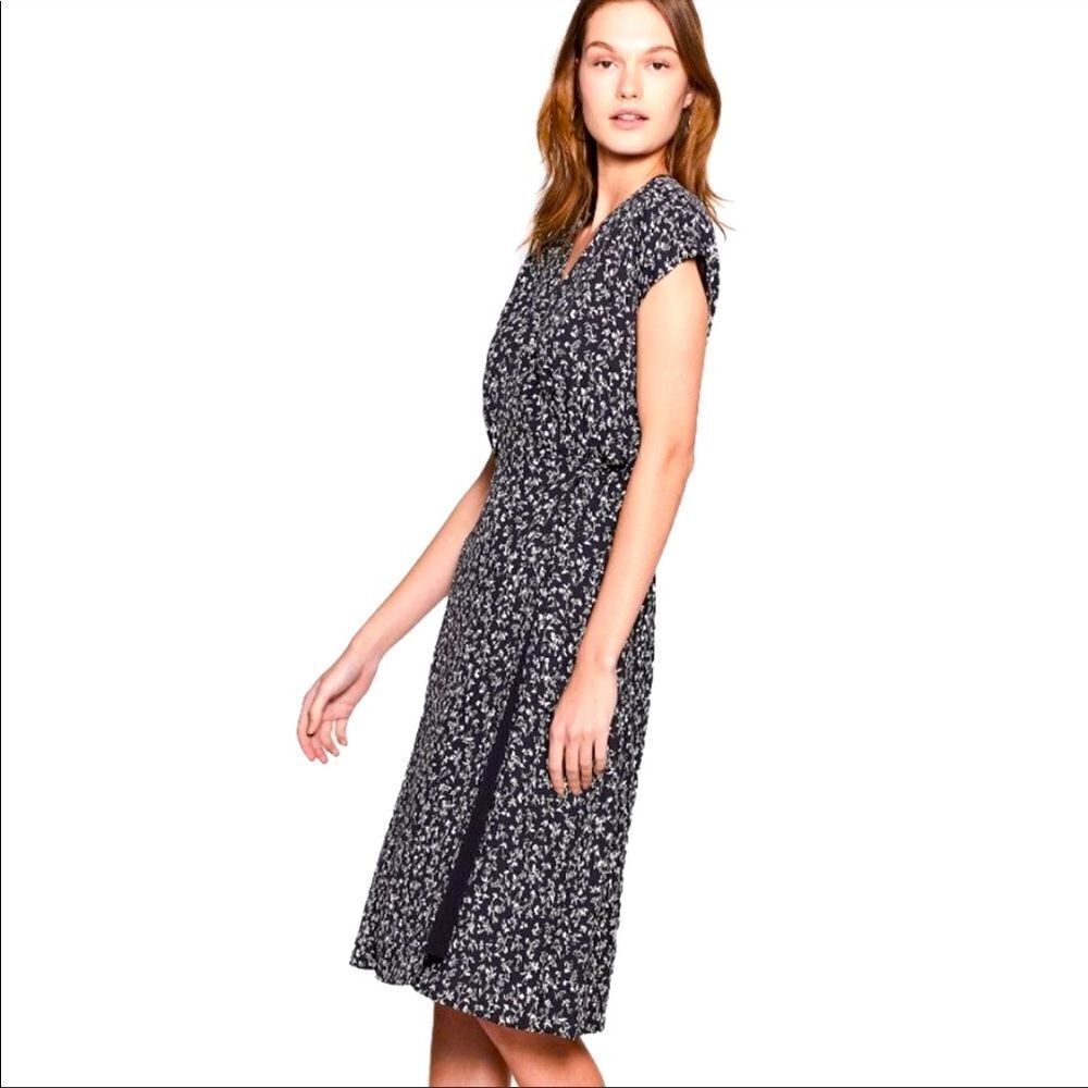 BETHWYN DITSY FLORAL WRAP DRESS IN CAVIAR‎